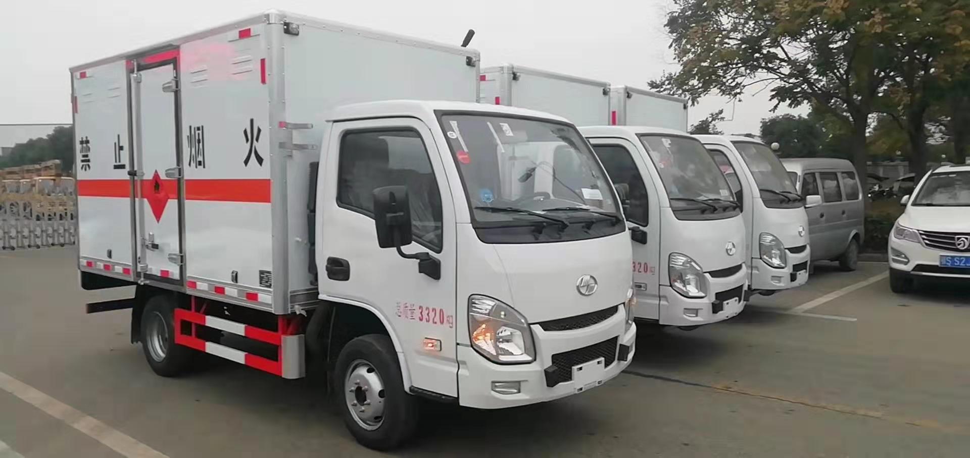 天津张总订购三台跃进易燃气体厢式运输车发车