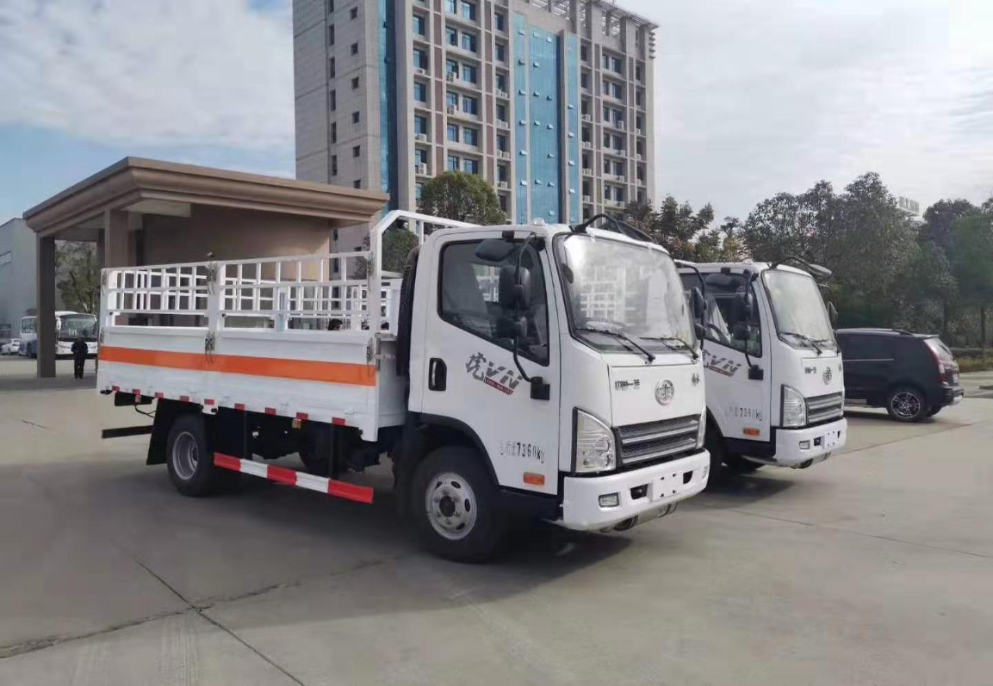 河北李总订购的两台解放虎VN气瓶运输车发车