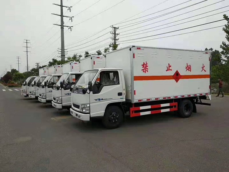 辽宁王总订购五台江铃易燃气体厢式运输车