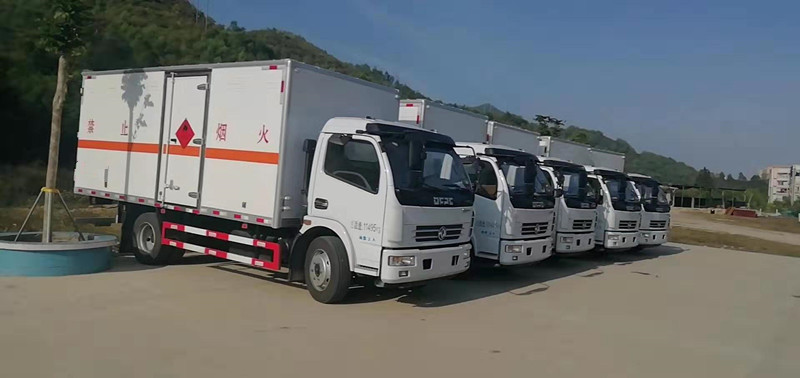 广东汕头王总订购的5台东风大多利卡危险品车顺利交车