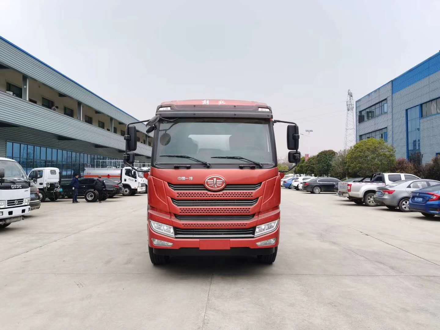高性价比油罐车推荐——解放悍V小三轴油罐车