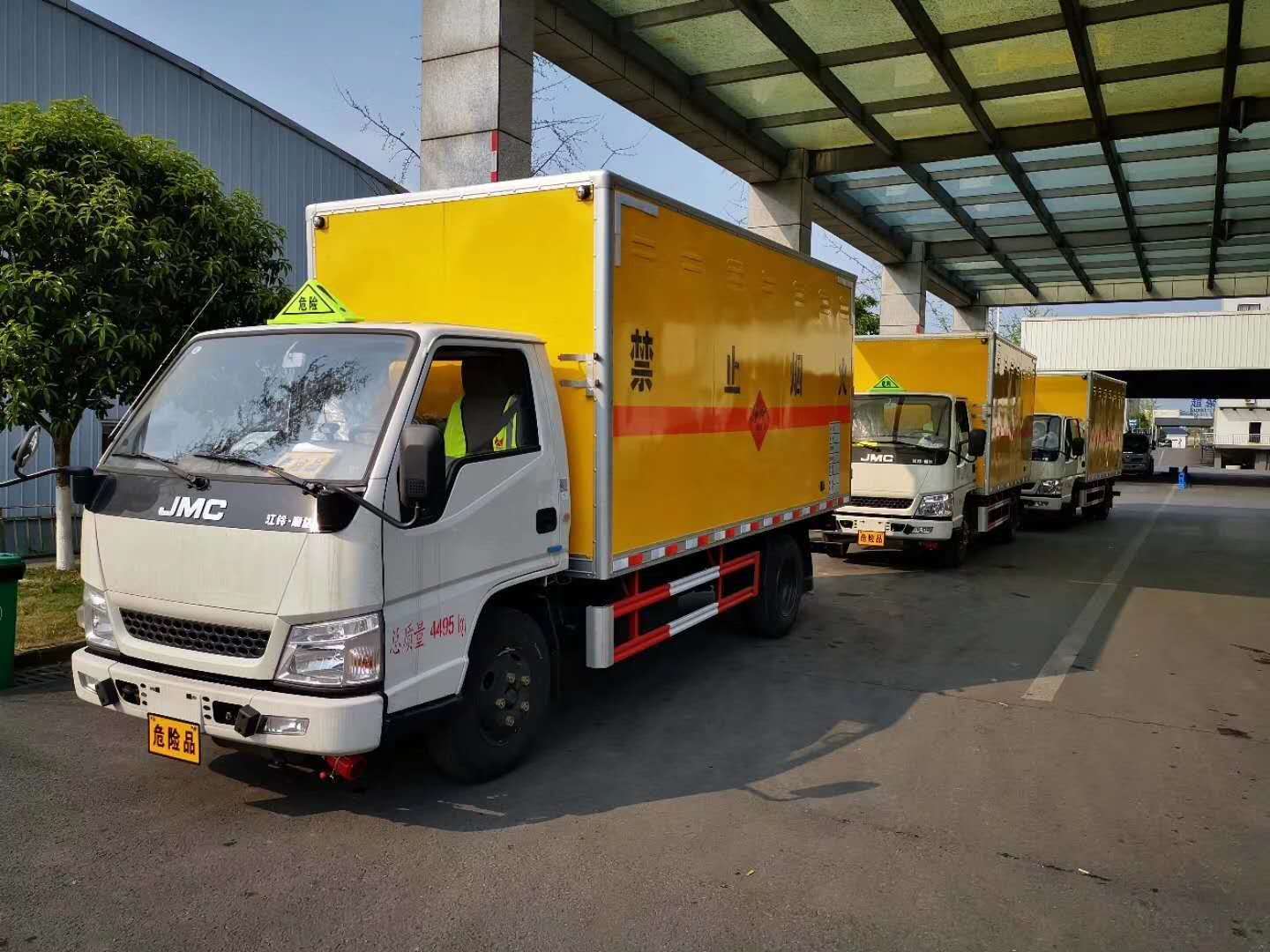 四川曲总三台江铃危险品车顺利上户