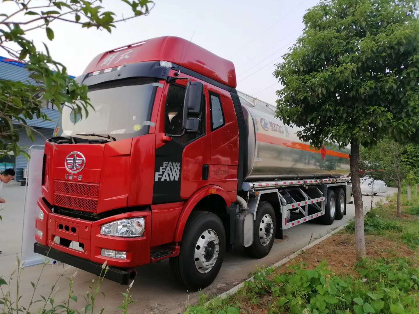 新款车型推荐——解放前四后八铝合金运油车