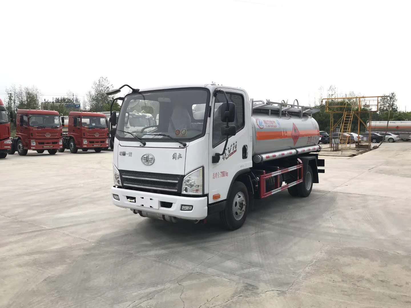 小型油罐车推荐——解放5吨油罐车
