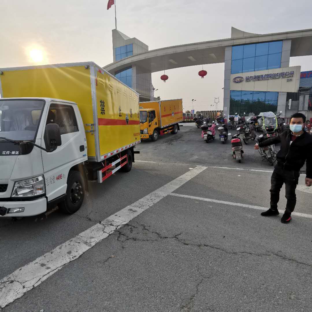 河北王总订购两台危险品车（一台江铃危险品车和一台解放危险品车）发车