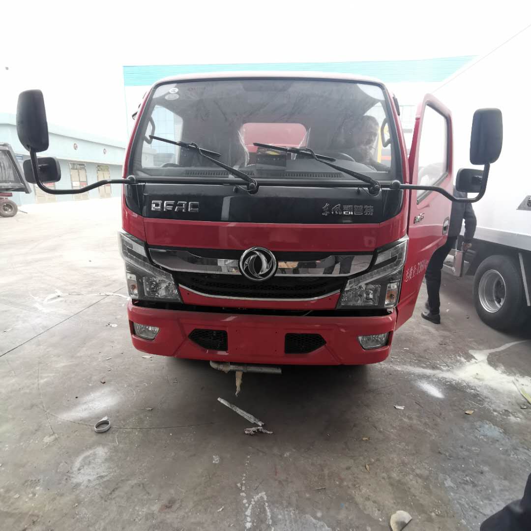 辽宁许总在我司订购的东风多利卡红色油罐车发车