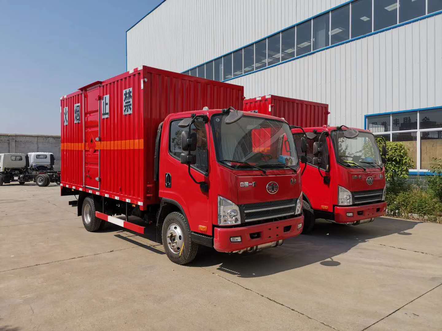 河北孙总订购的两台红色解放瓦楞板蓝牌易燃气体厢式车发车
