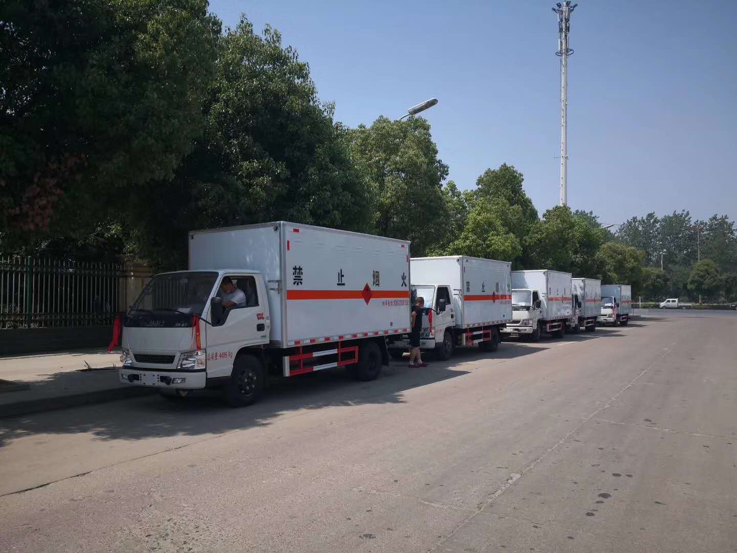 青岛王总订购的五台江铃易燃液体厢式车发车