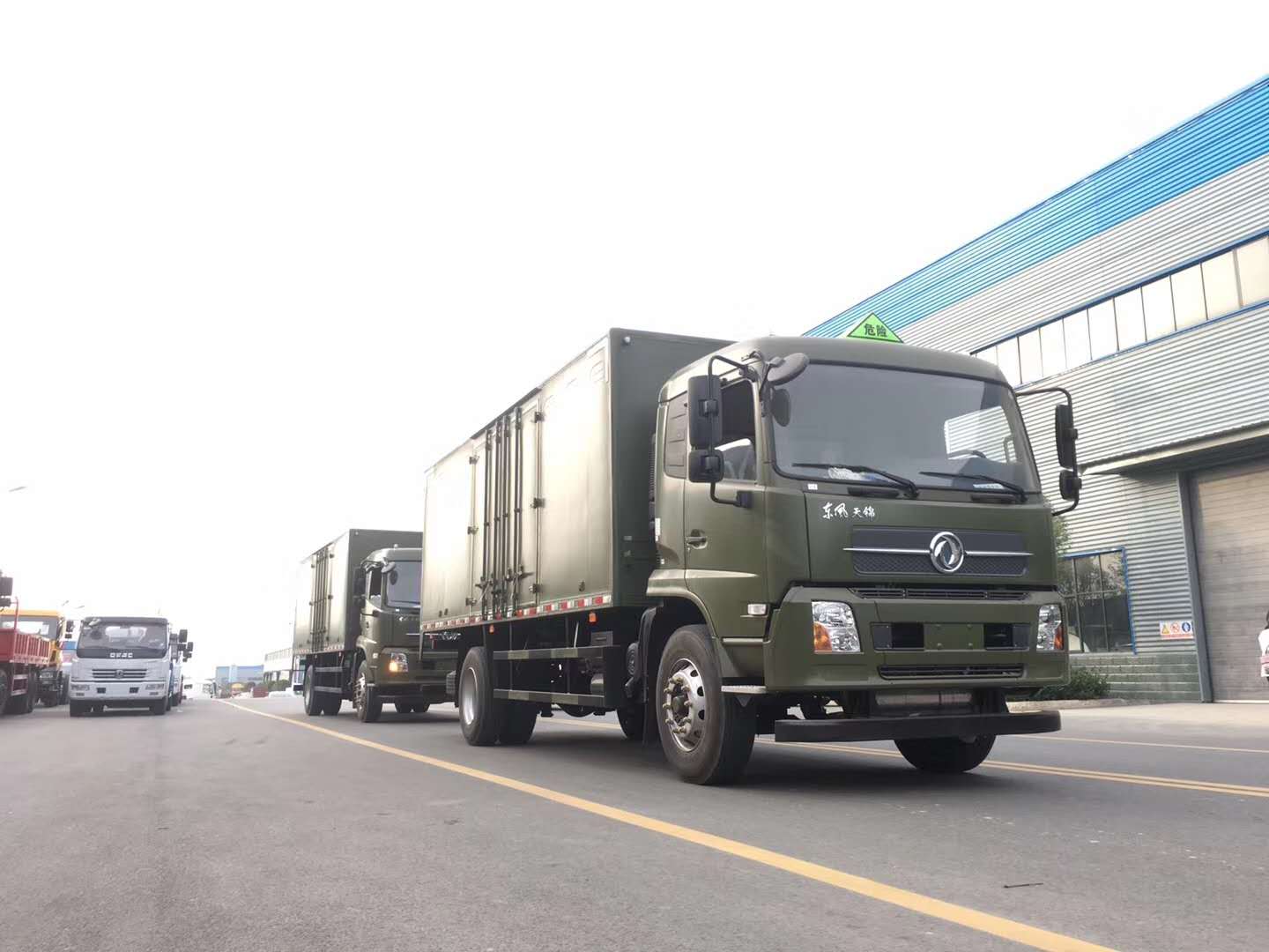 湖南丁总订购的东风天锦绿色危险品车发车
