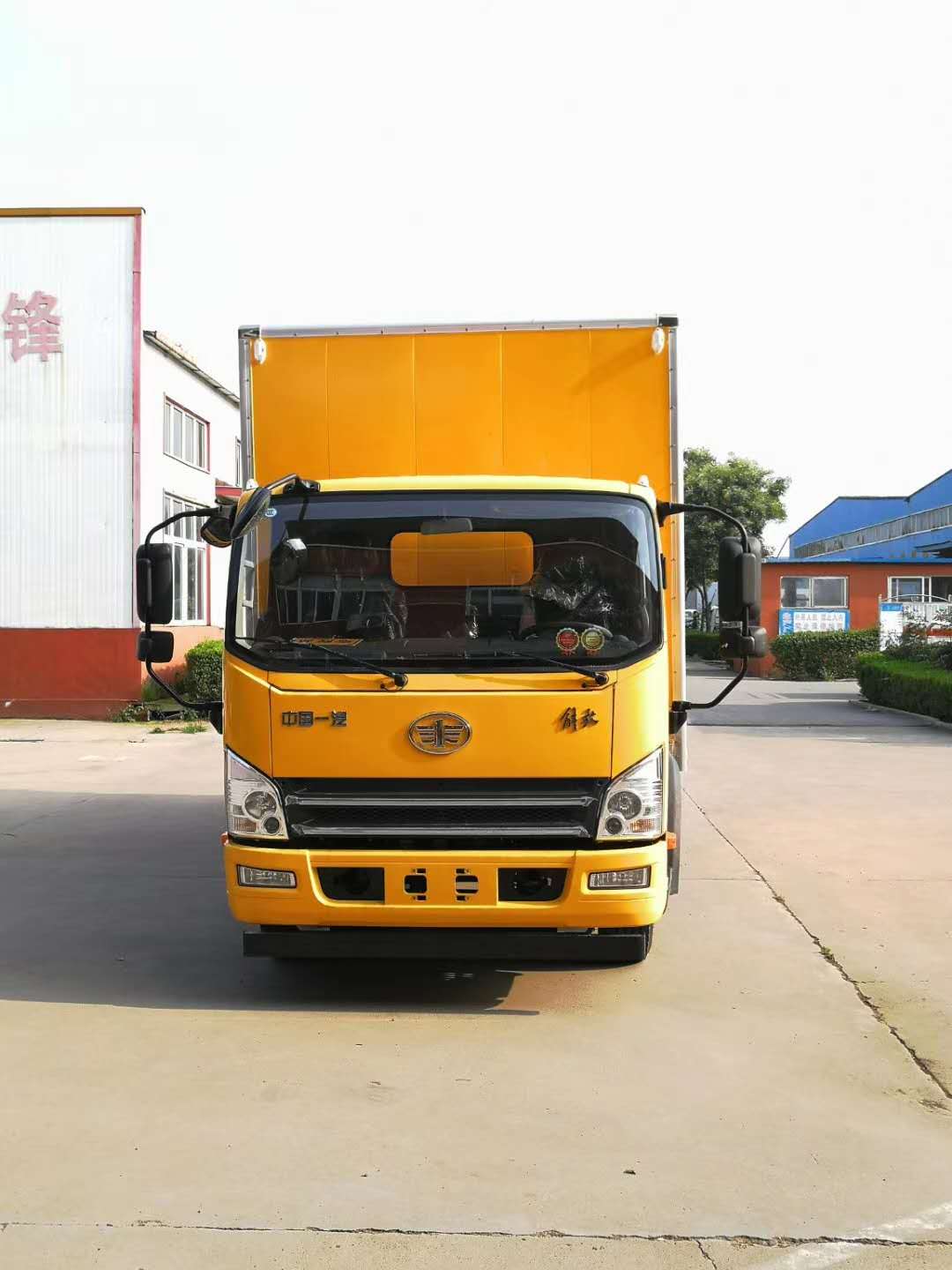 解放整车黄易燃气体厢式运输车