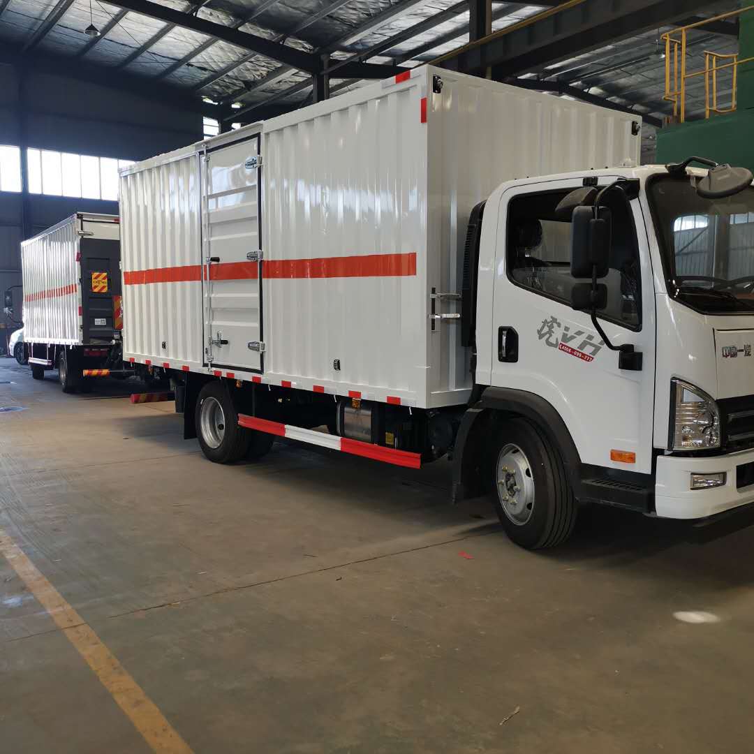 云南林总订购两台带液压尾板解放瓦楞板危险品车