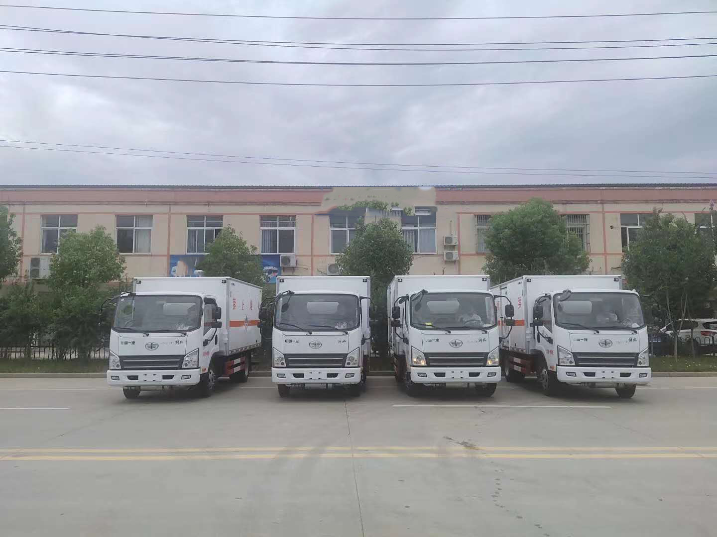 河北李总自提四台解放杂项危险品车