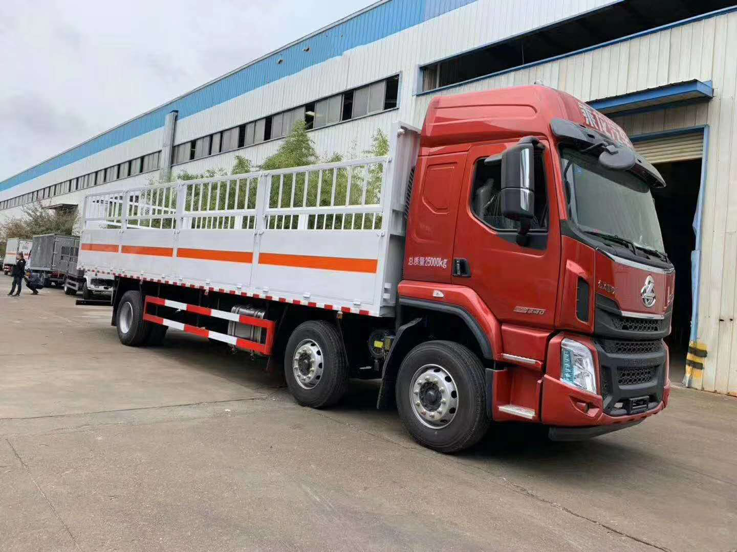 柳汽乘龙小三轴9.6米新规气瓶运输车