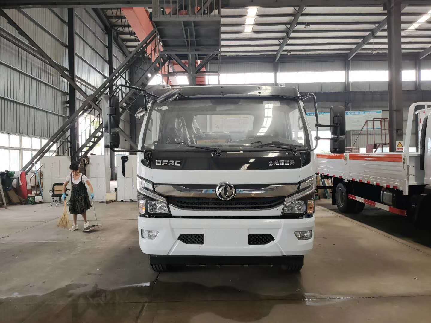 额载7吨东风大多利卡国六气瓶运输车