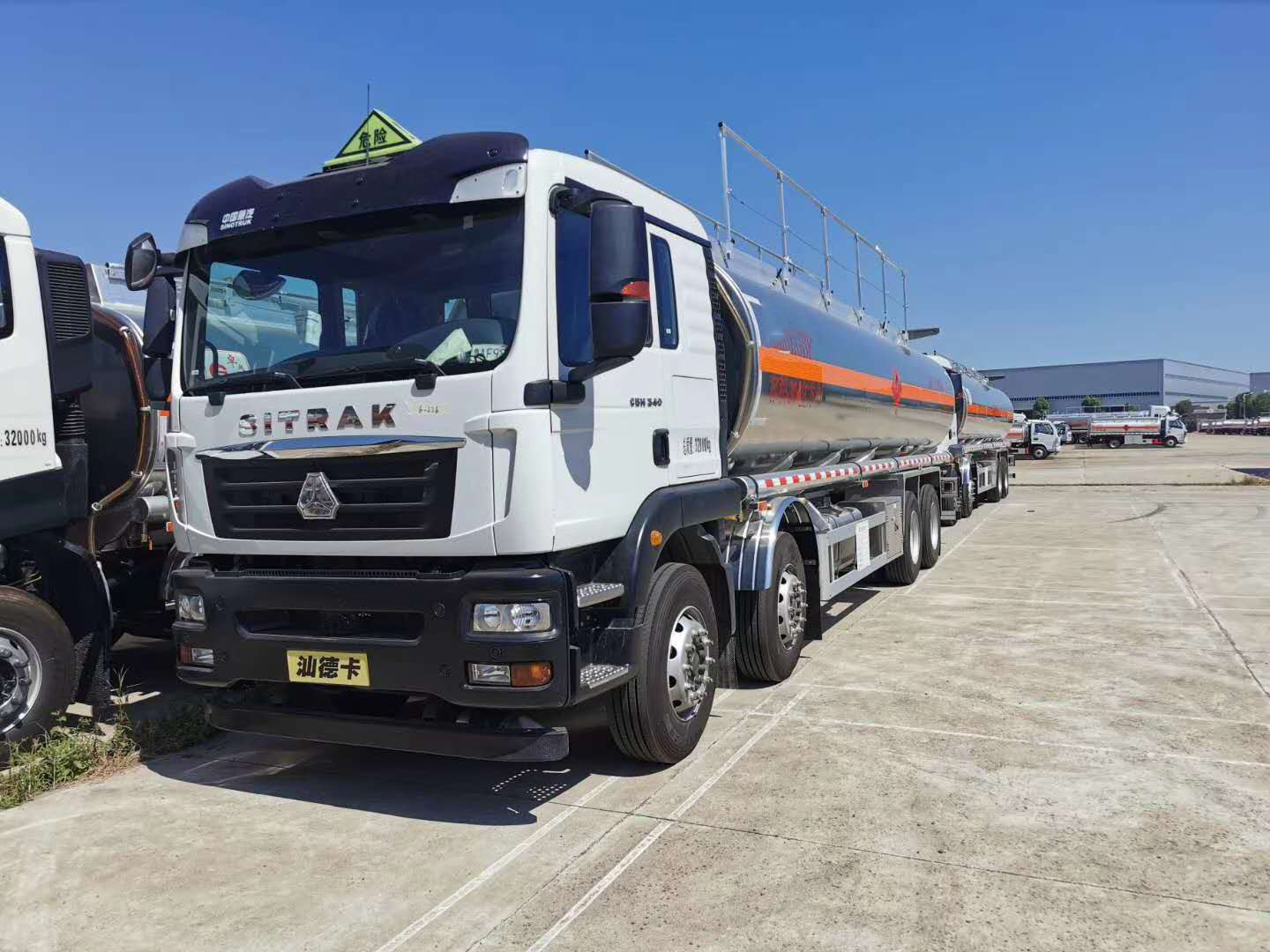 云南李总两台汕德卡铝合金油罐车发车