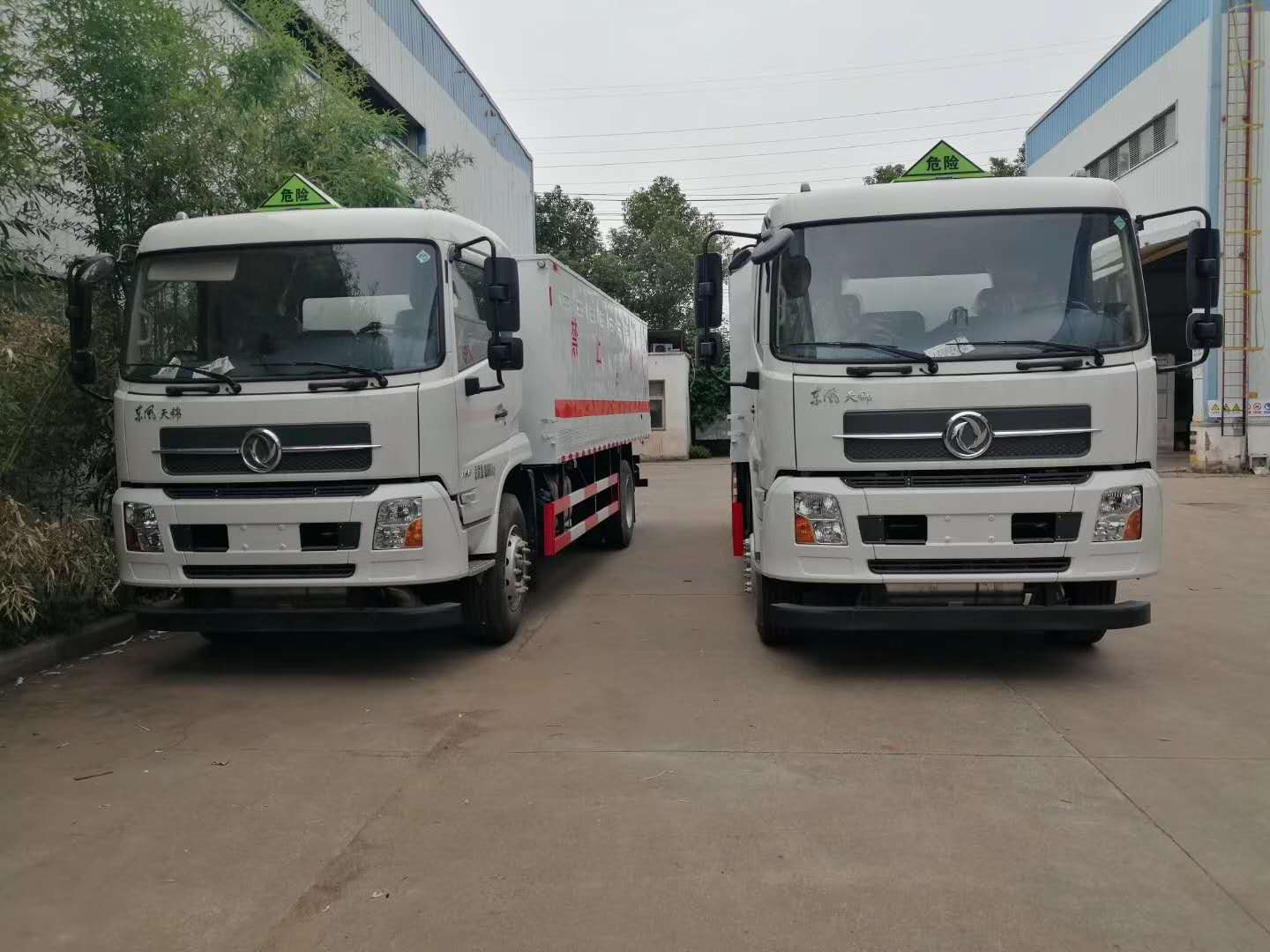 两台东风天锦毒性气体危险品厢式车发车