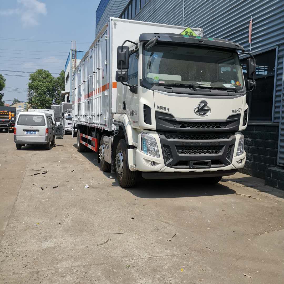 东风柳汽三轴新规厢式危险品车