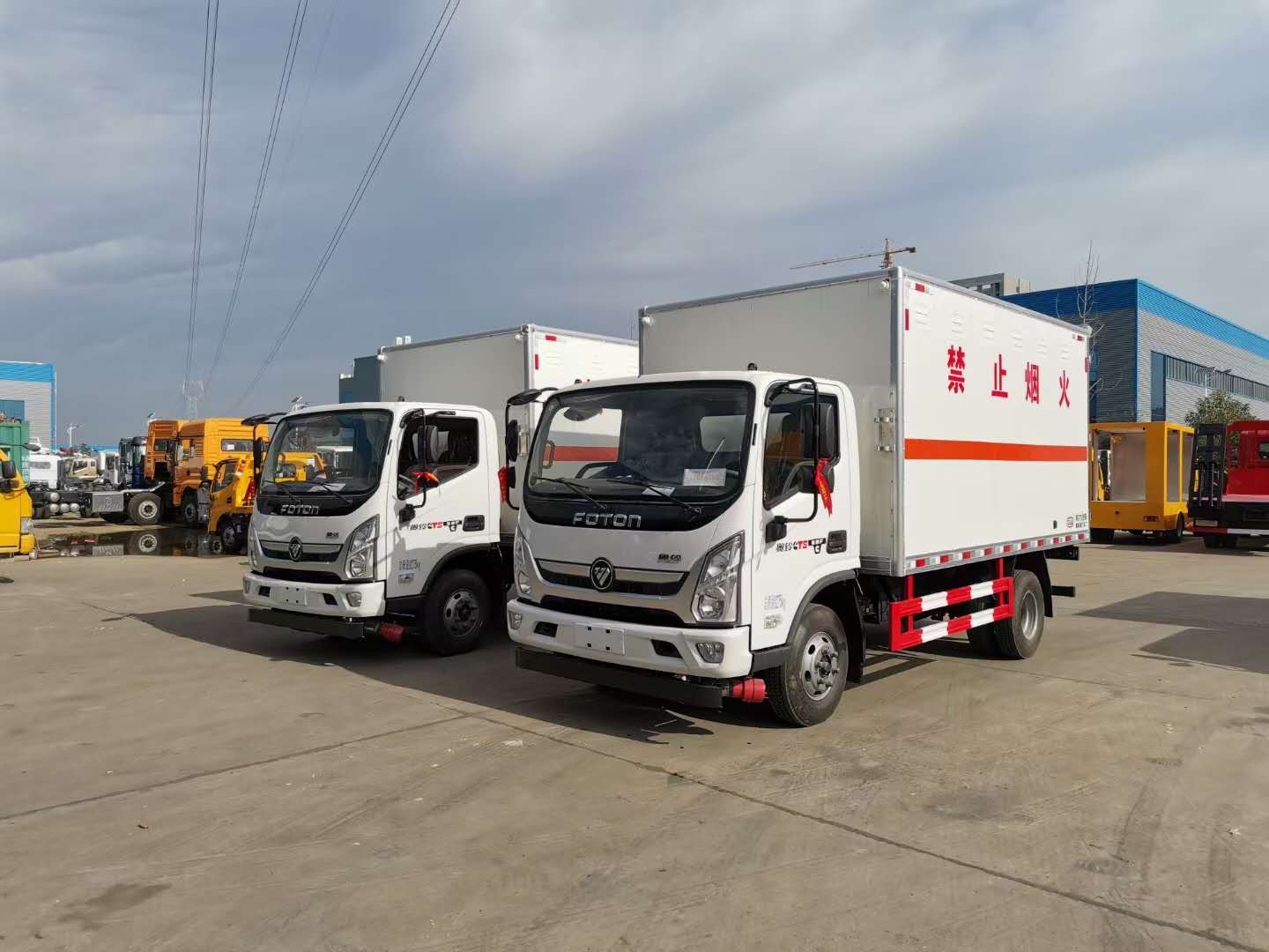 肇庆吴总订购2台福田奥铃危险品车