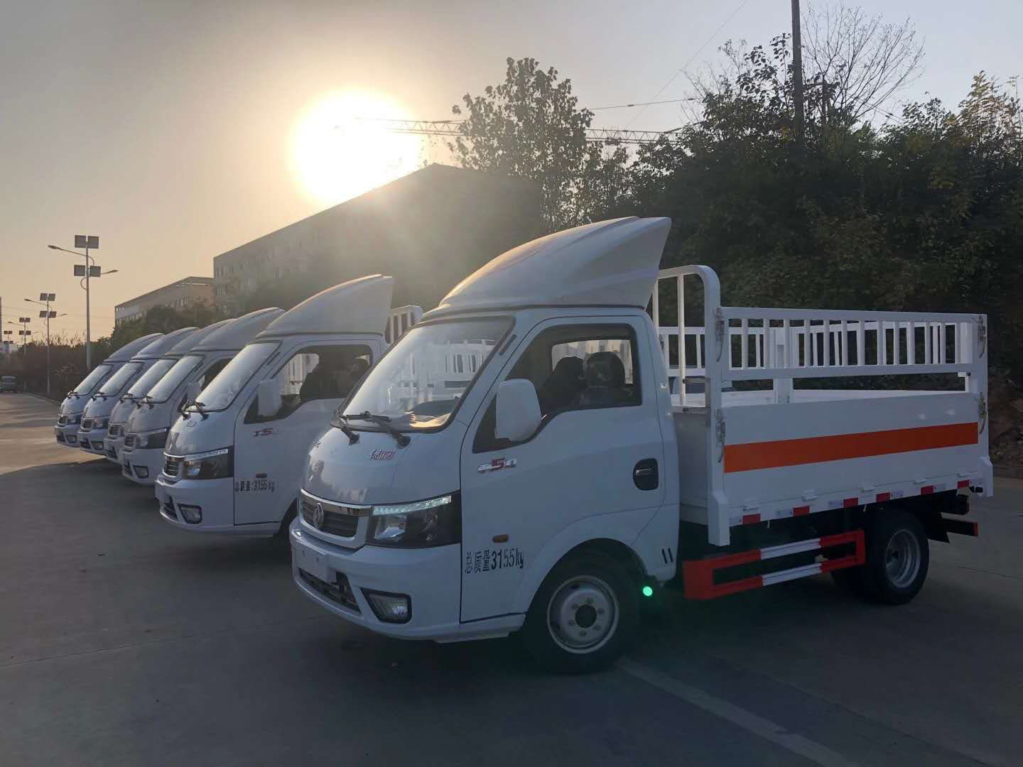 甘肃定西采购6台东风途逸气瓶运输车发车