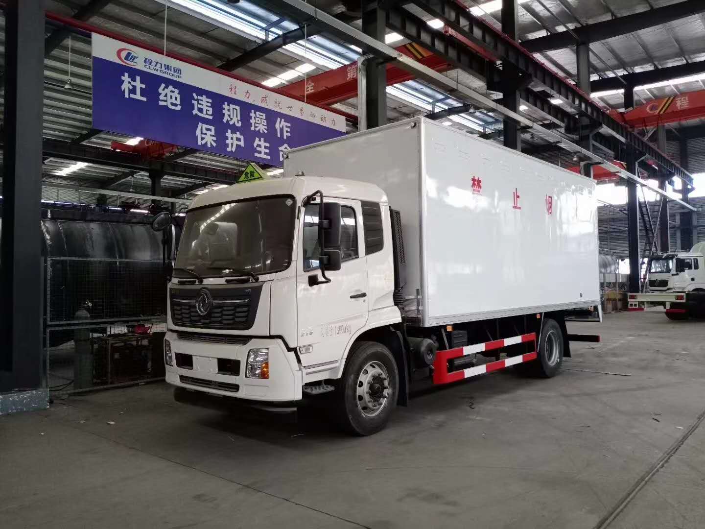 东风天锦6米2易燃气体厢式运输车现车