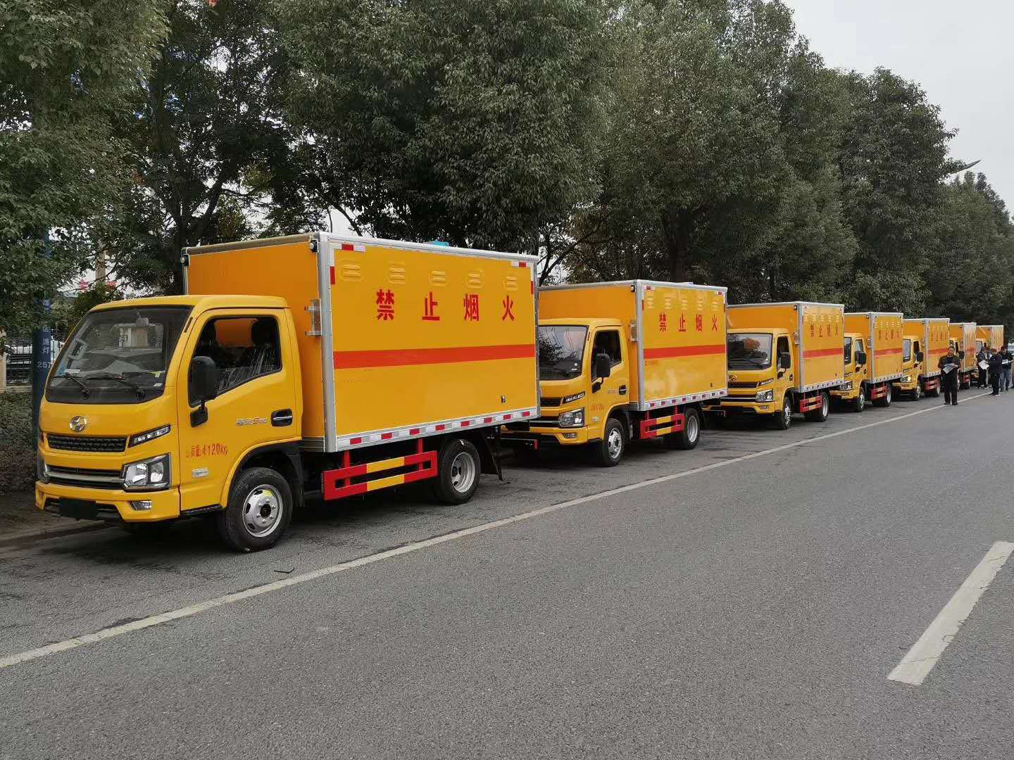 河北保定李总在我司批量订购八台跃进S80柴油危险品车