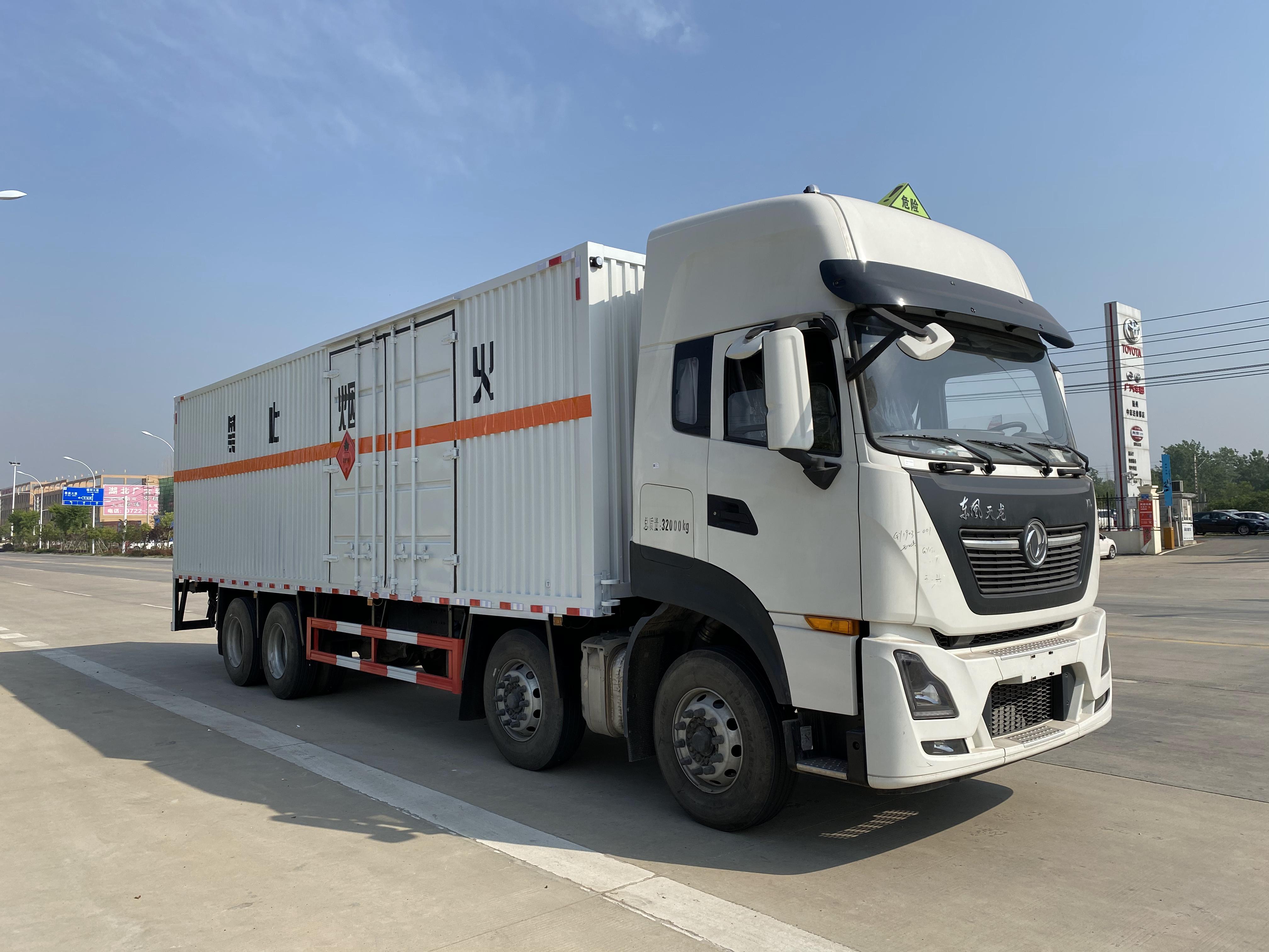东风天龙国六9.4米瓦楞板危险品车