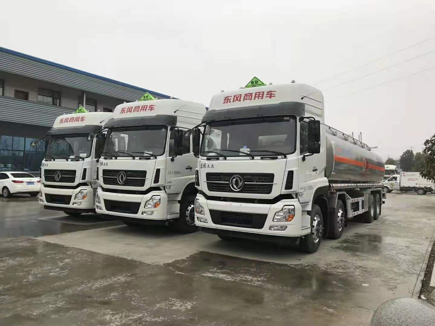 山东贺总三台东风天龙前四后八铝合金油罐车发车
