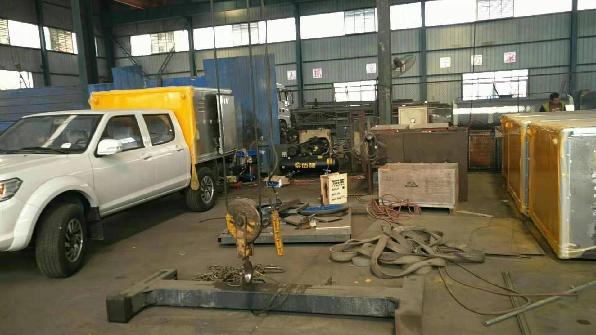 东风日产双排定制型防爆车