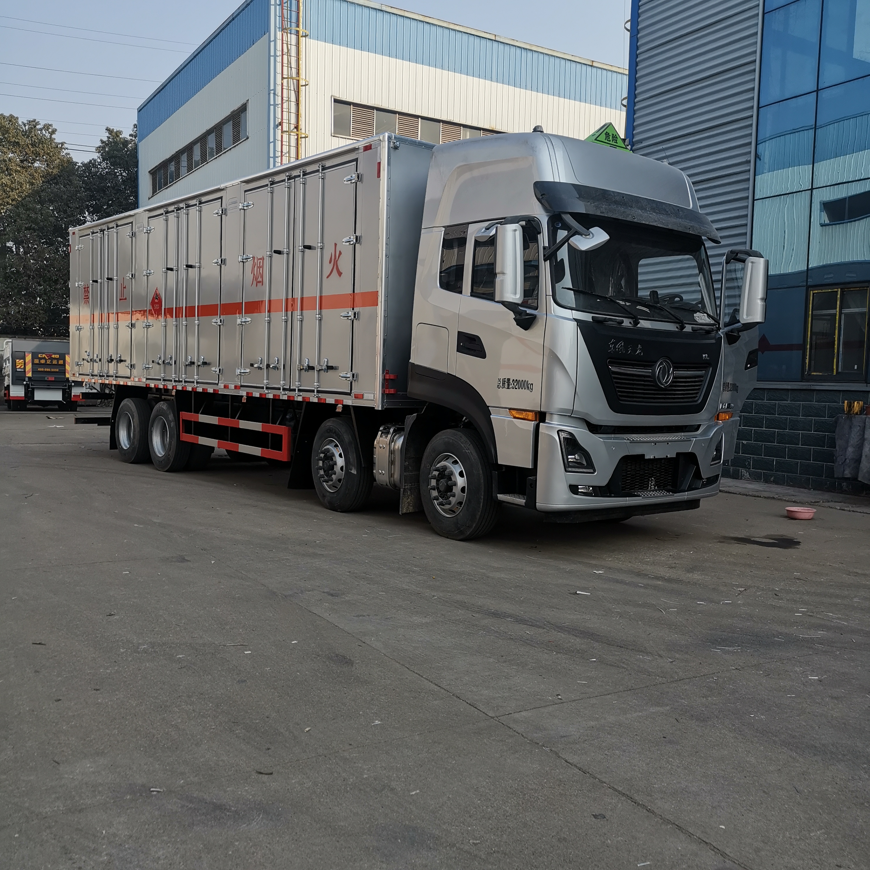 东风天龙银色前四后八国六危险品车