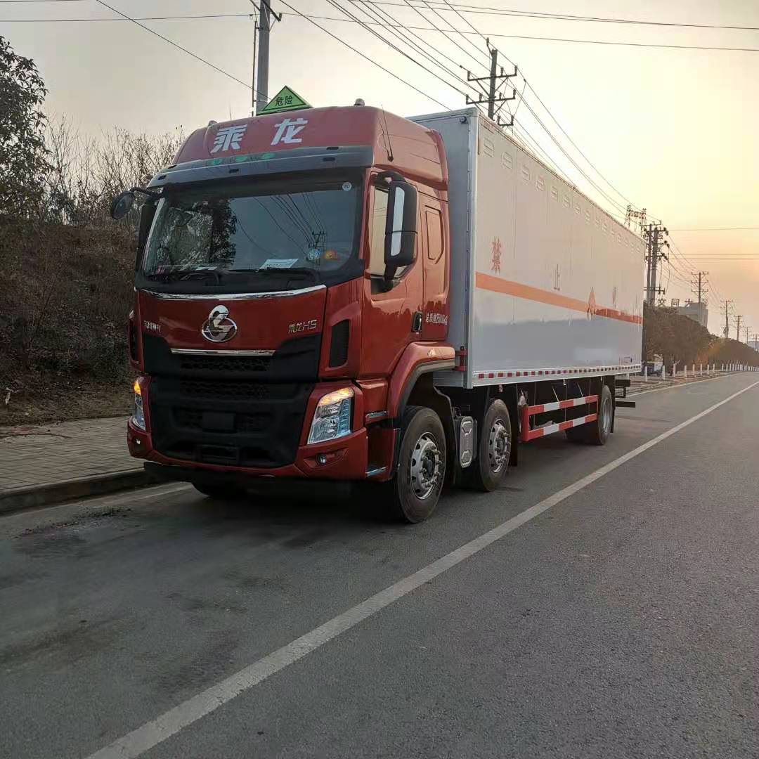 柳汽三轴带三开侧门危险品车