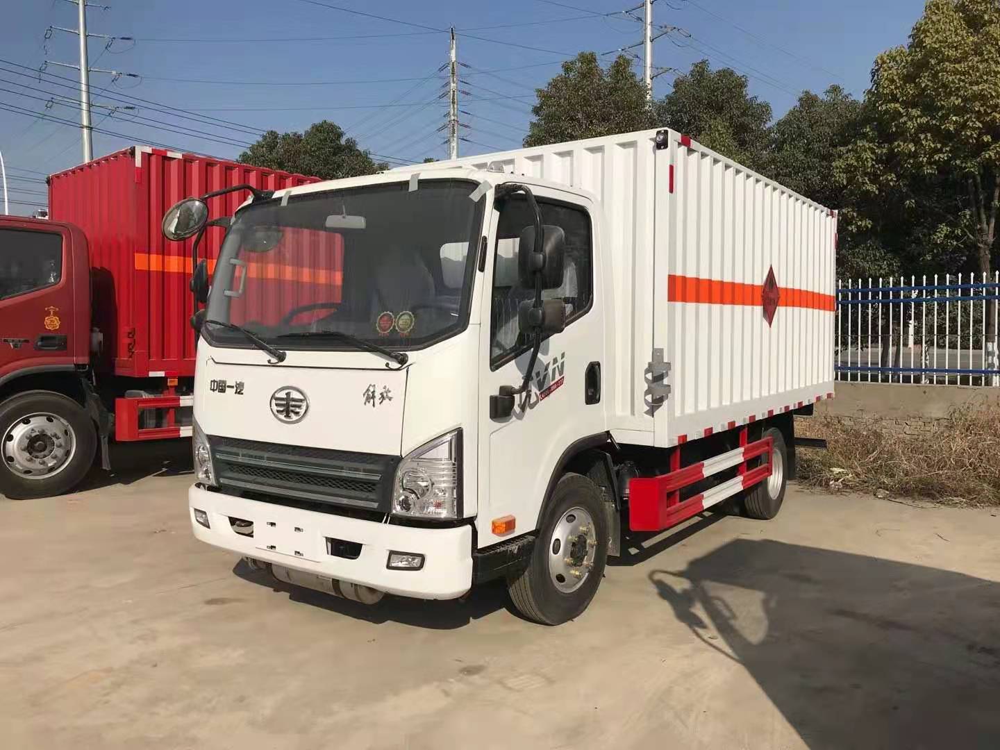 解放虎V瓦楞板危险品车