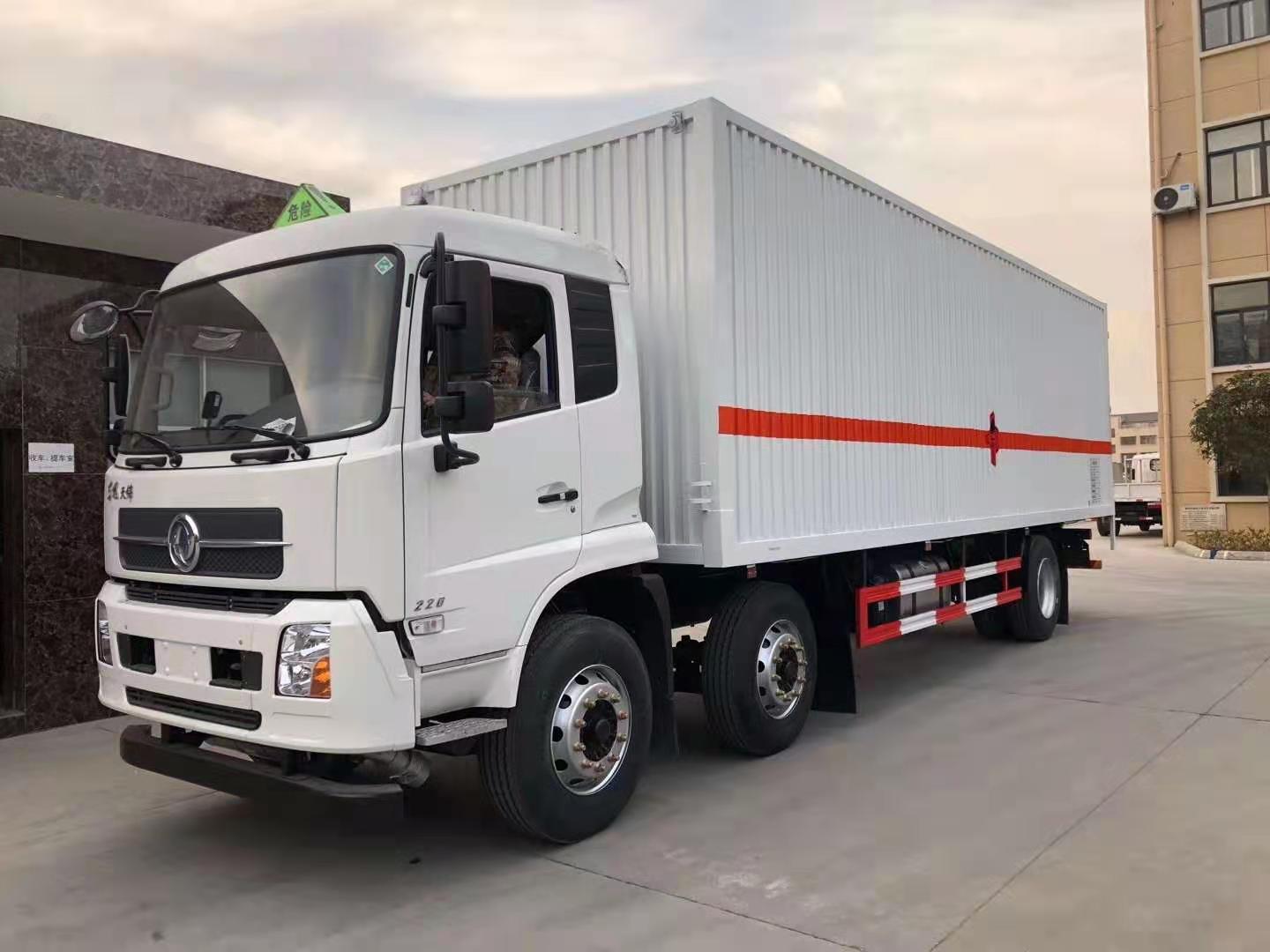 东风天锦三轴国六带液压尾板危险品车