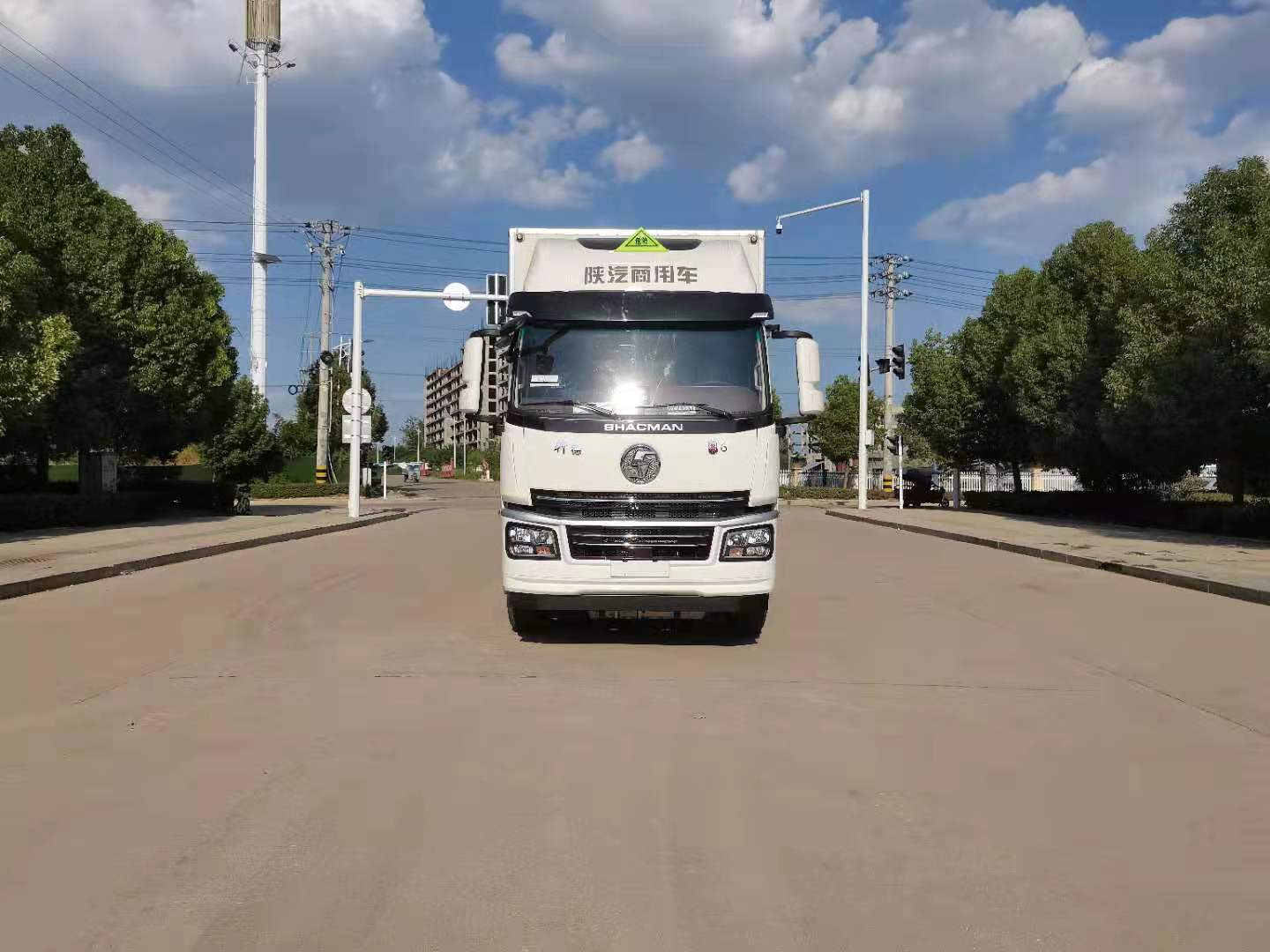 陕汽三轴国六危险品车