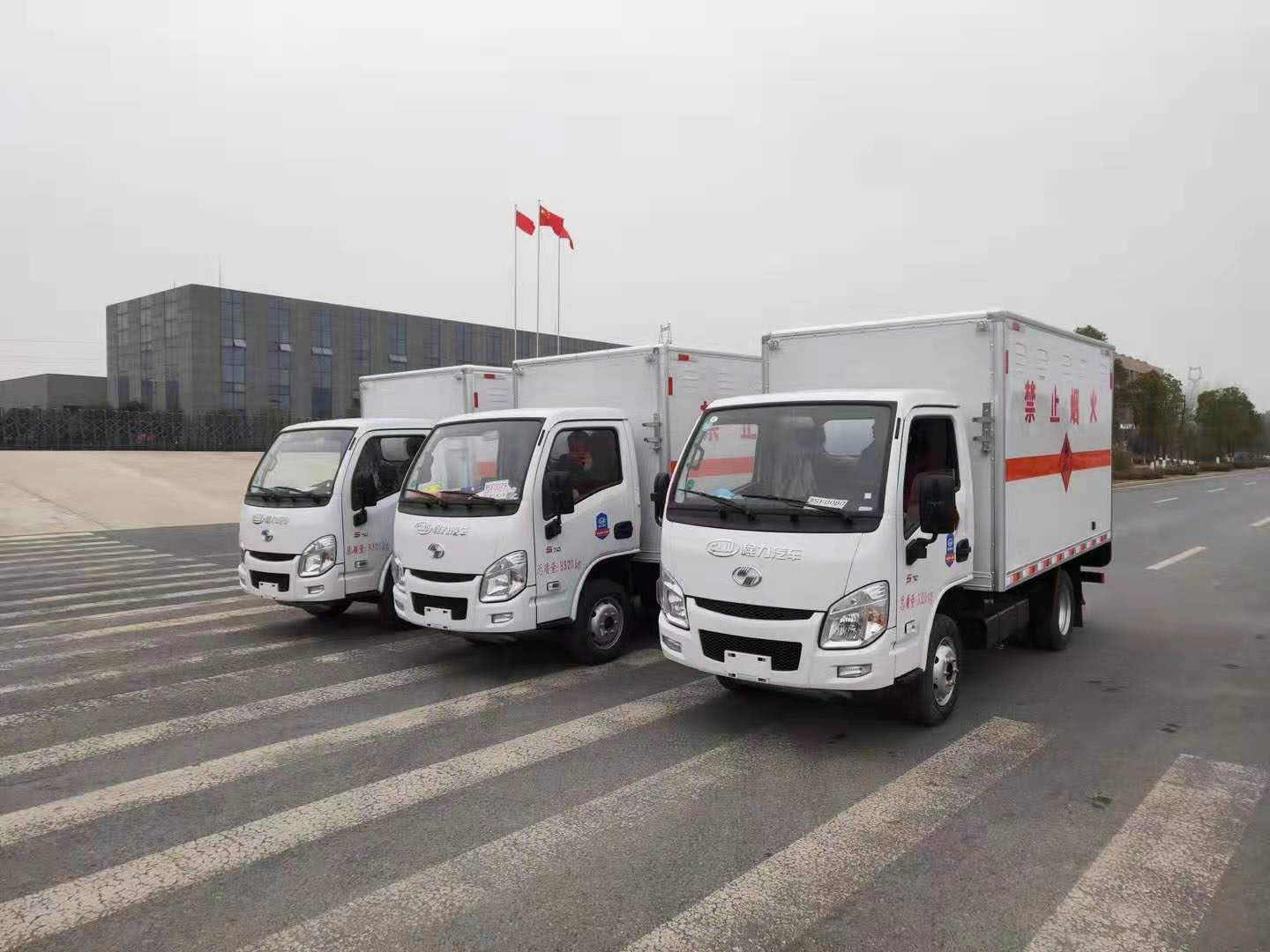 贵州魏总订购三台跃进国六危险品车发车