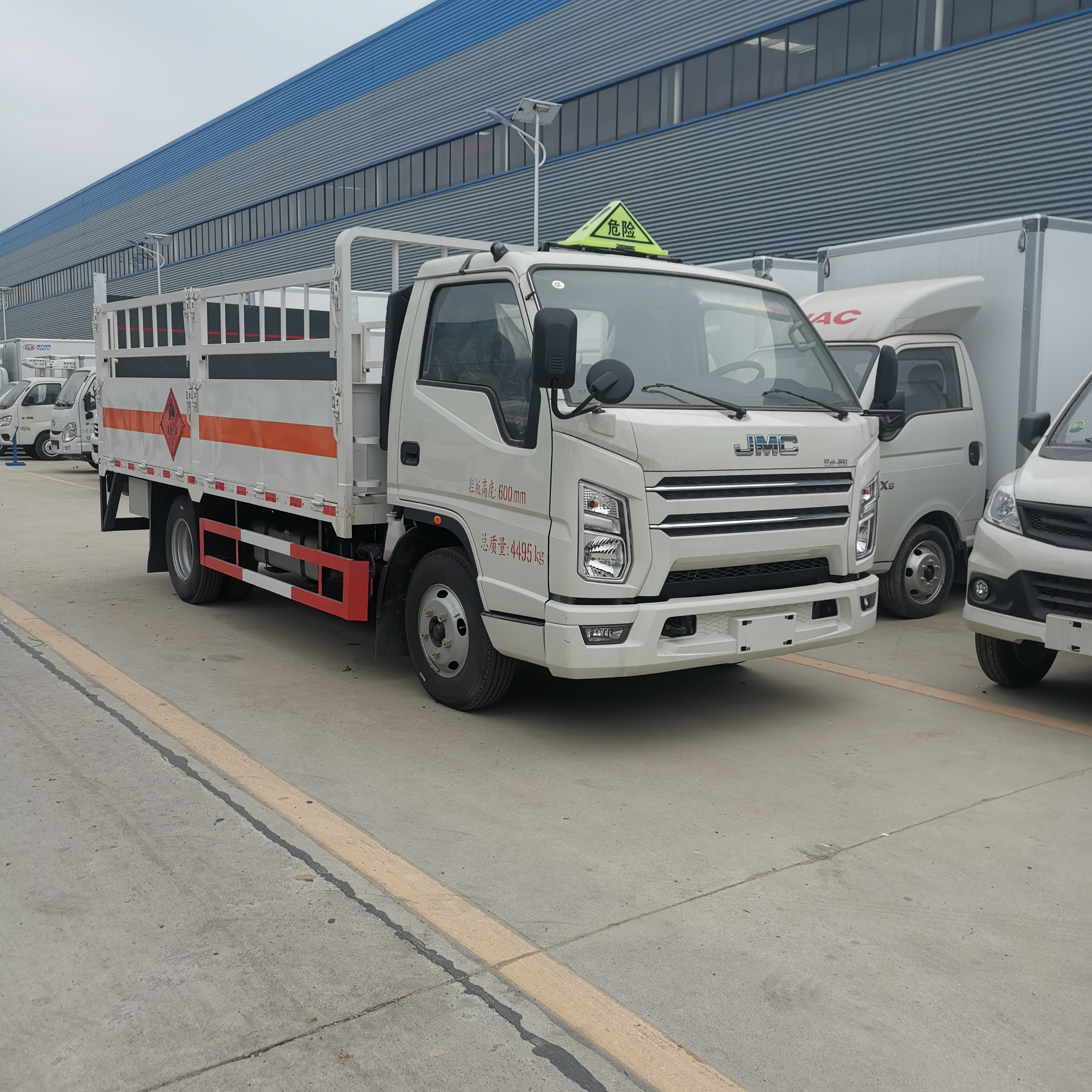 江铃国六宽体带液压尾板气瓶车