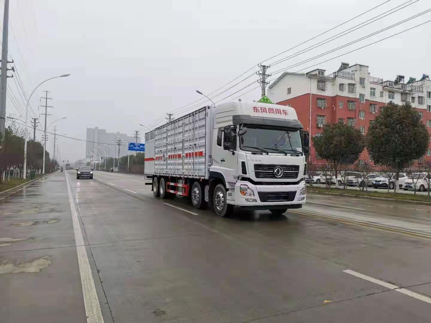 东风天龙新规前四后八瓦楞板危险品车