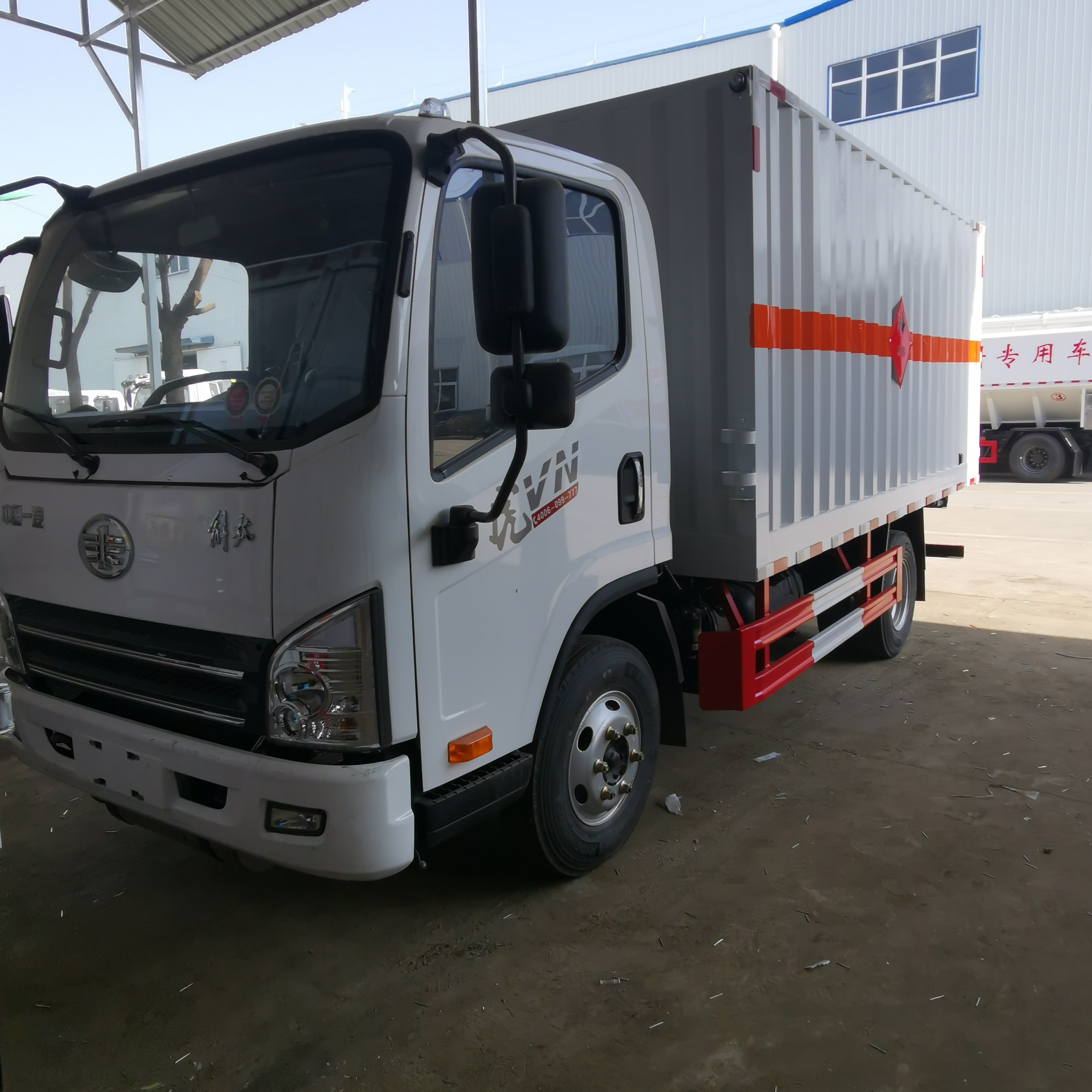 解放4米2瓦楞板危险品车