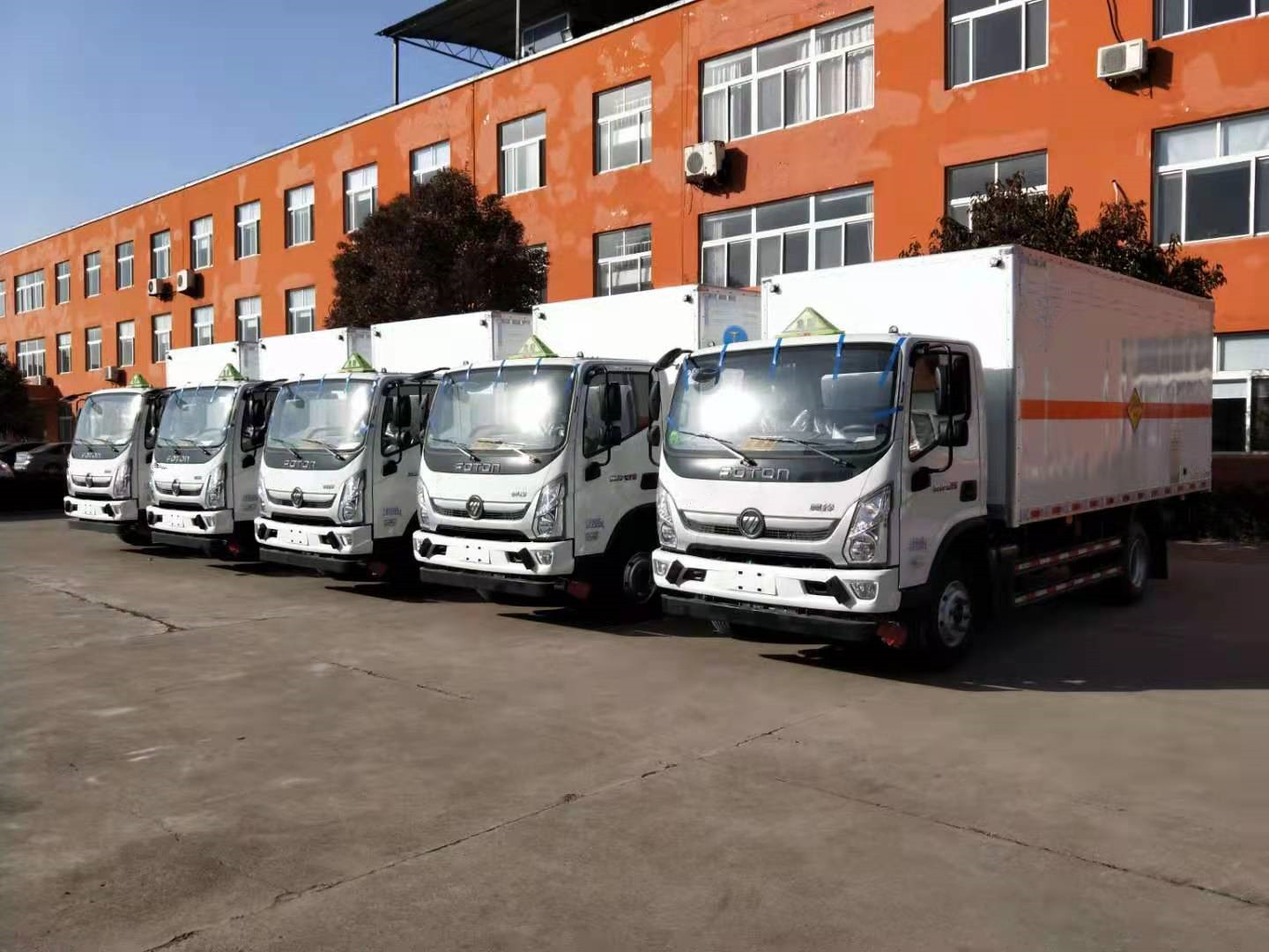 江西李总订购五台福田奥铃危险品车
