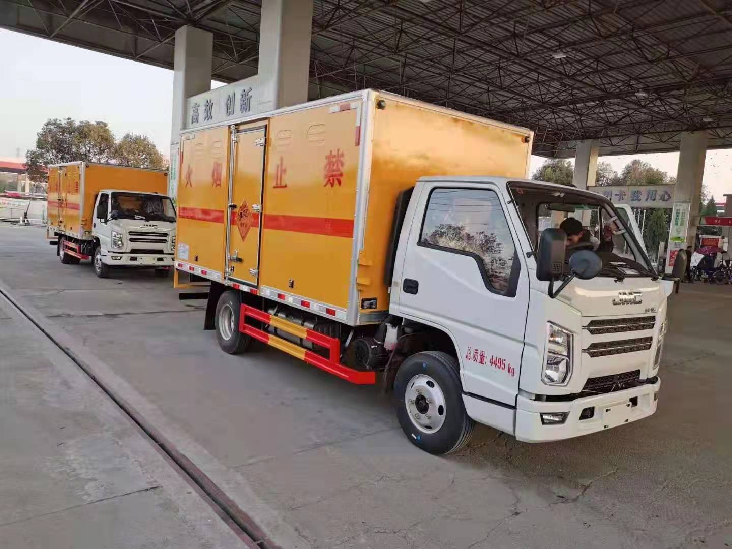 贵州王总订购的两台江铃国六防爆车发车