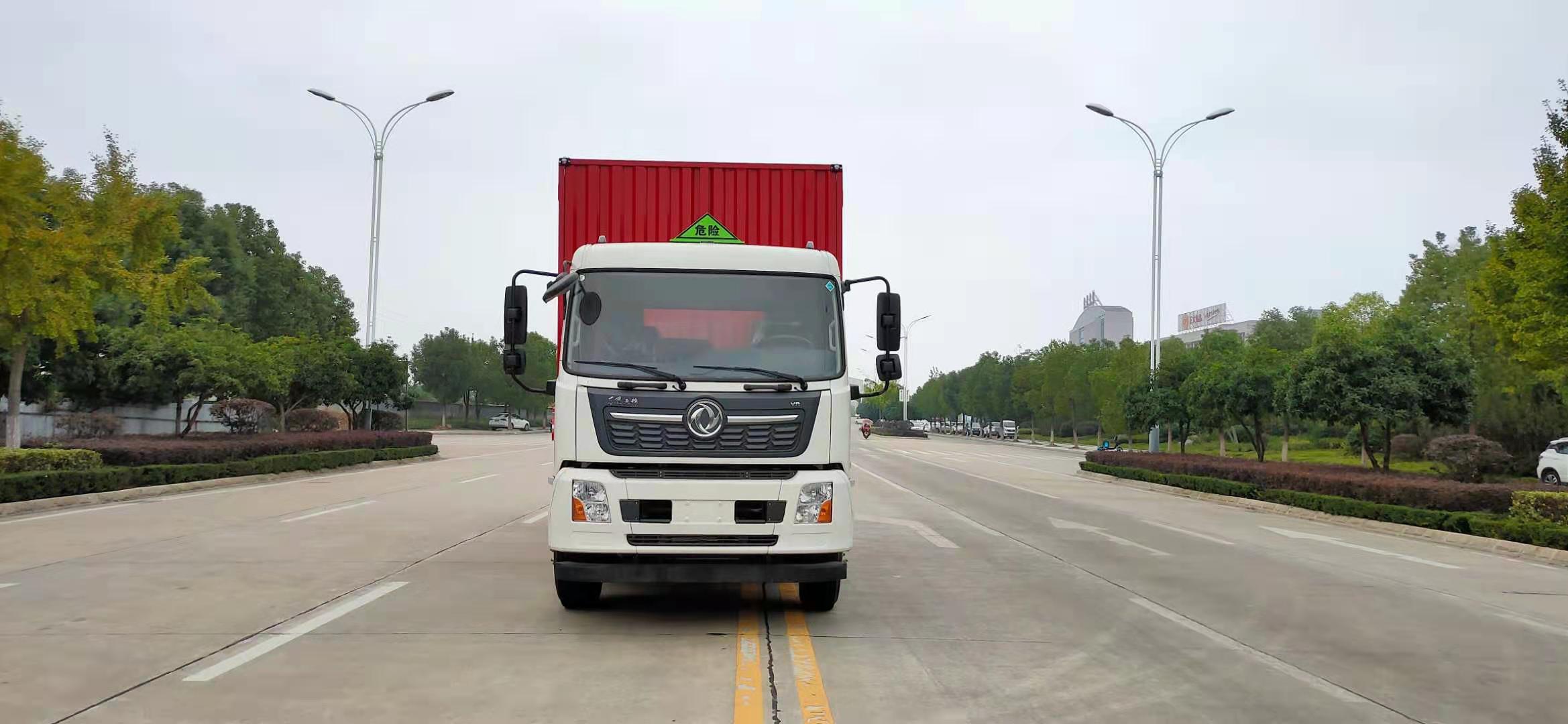 东风天锦三轴9米易燃液体厢式运输车