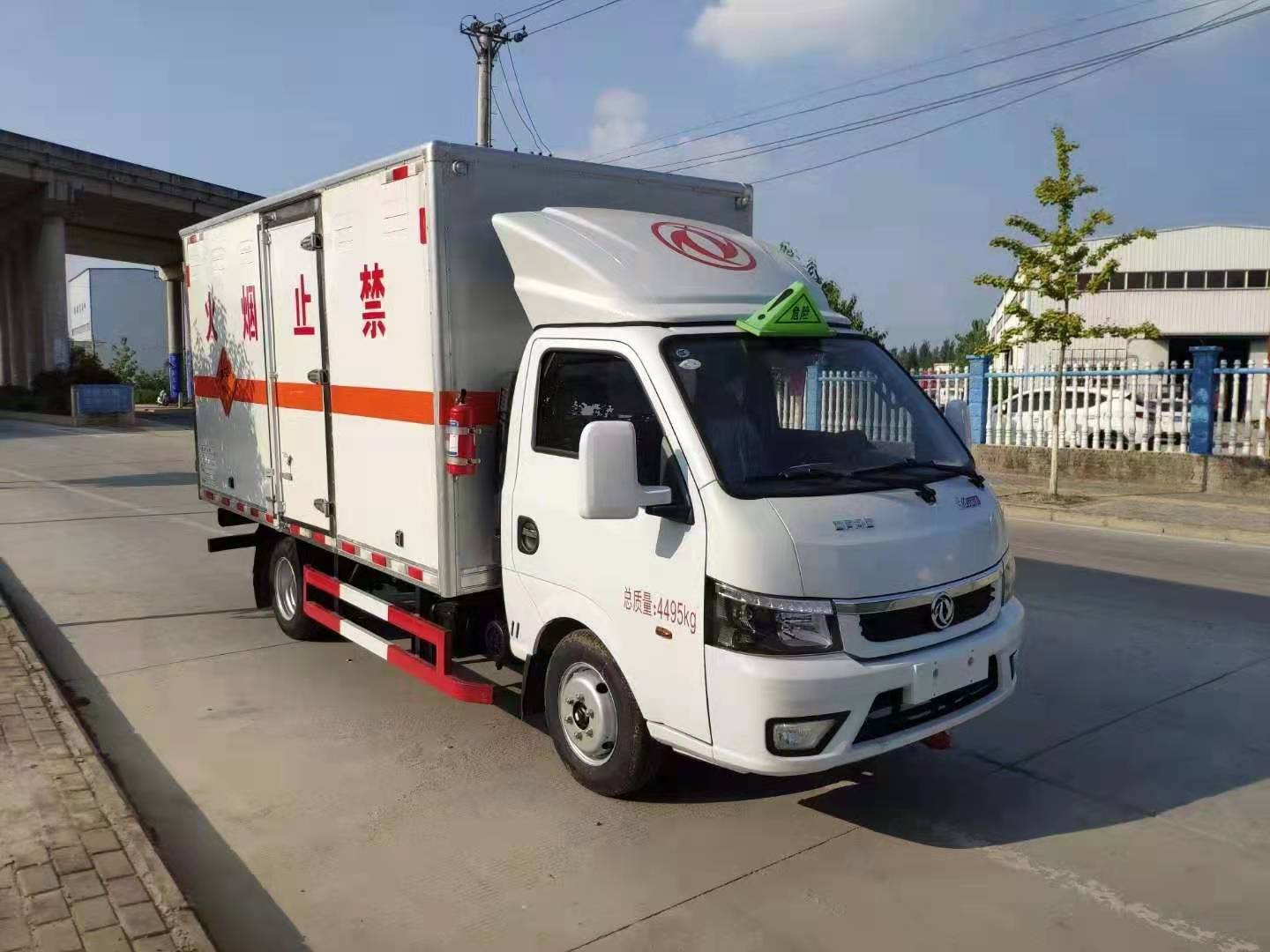 东风途逸柴油3米8国六危险品车