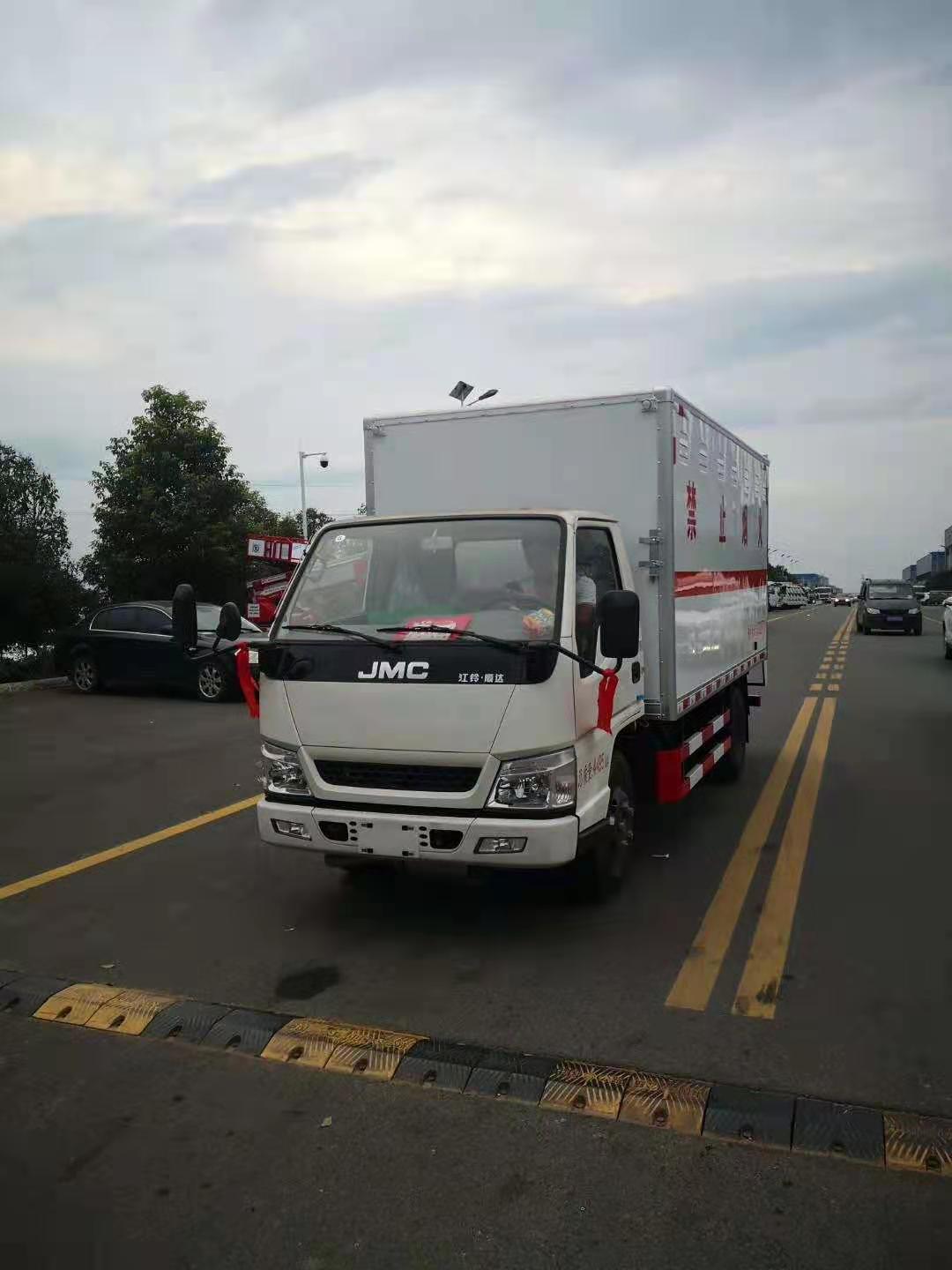 江铃国五带液压尾板危险品车
