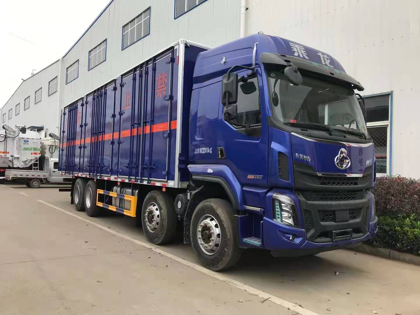 柳汽乘龙前四后八带三开侧门危险品车