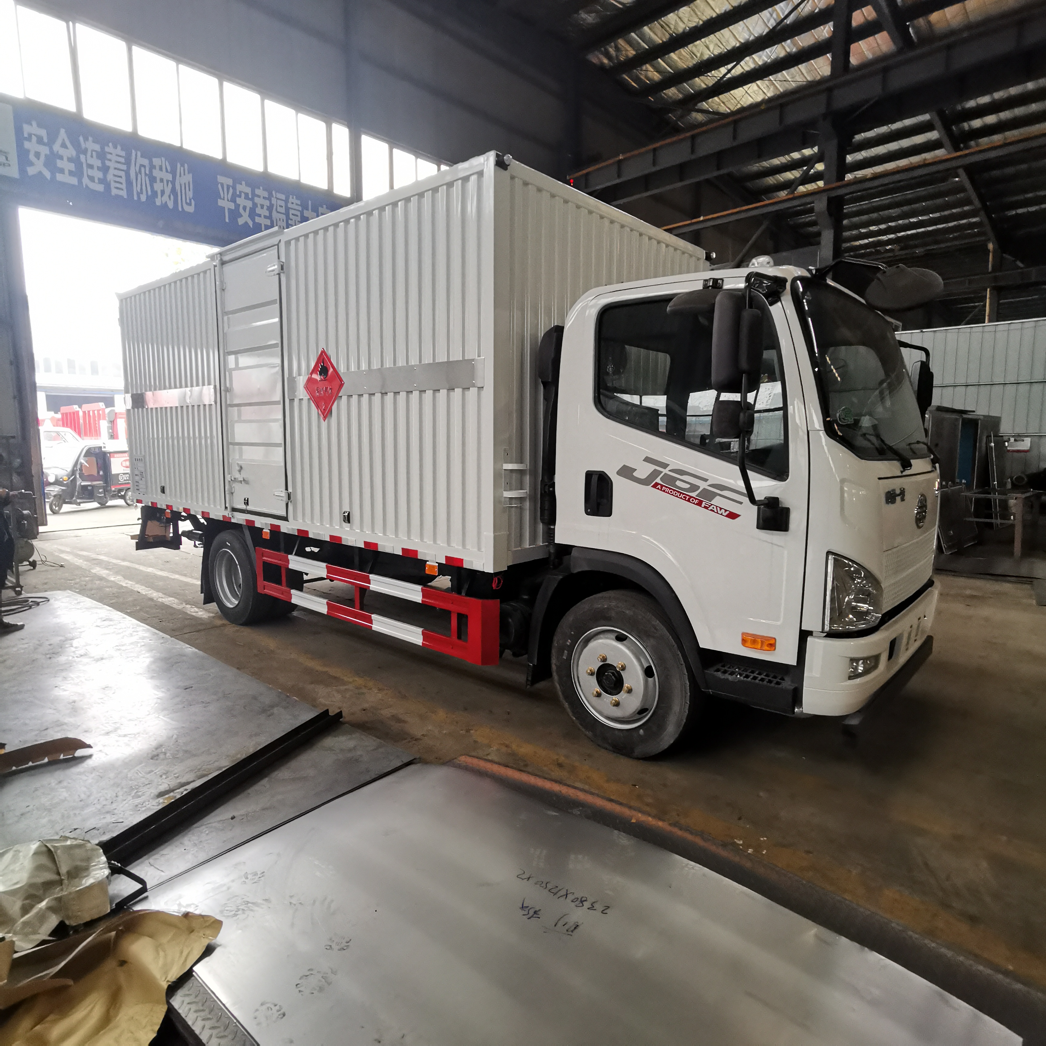 解放5米1国六瓦楞板危险品车