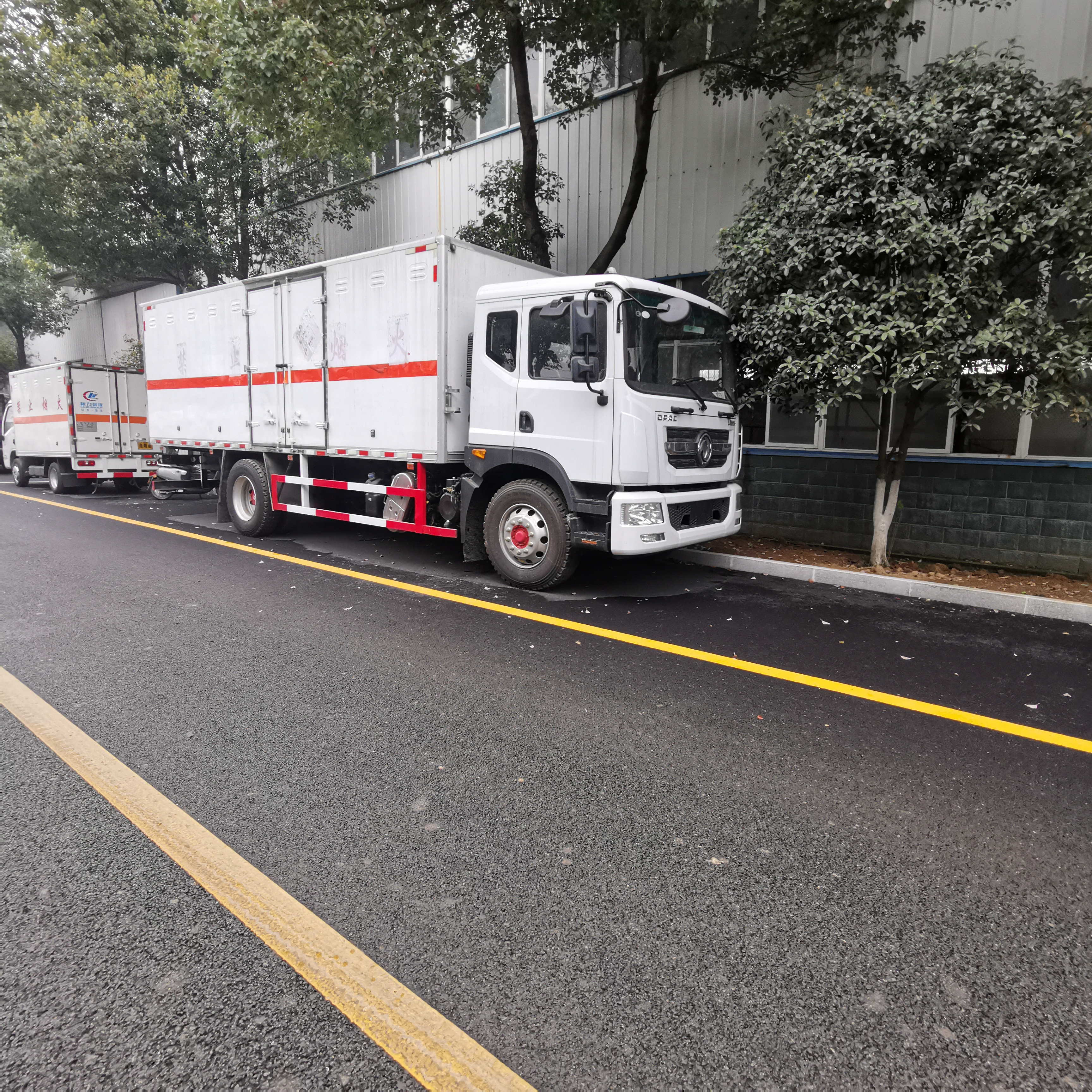 东风D9国六带双开侧门危险品车
