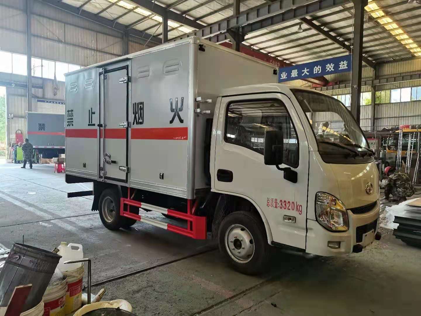 跃进国六烤漆板汽油危险品车
