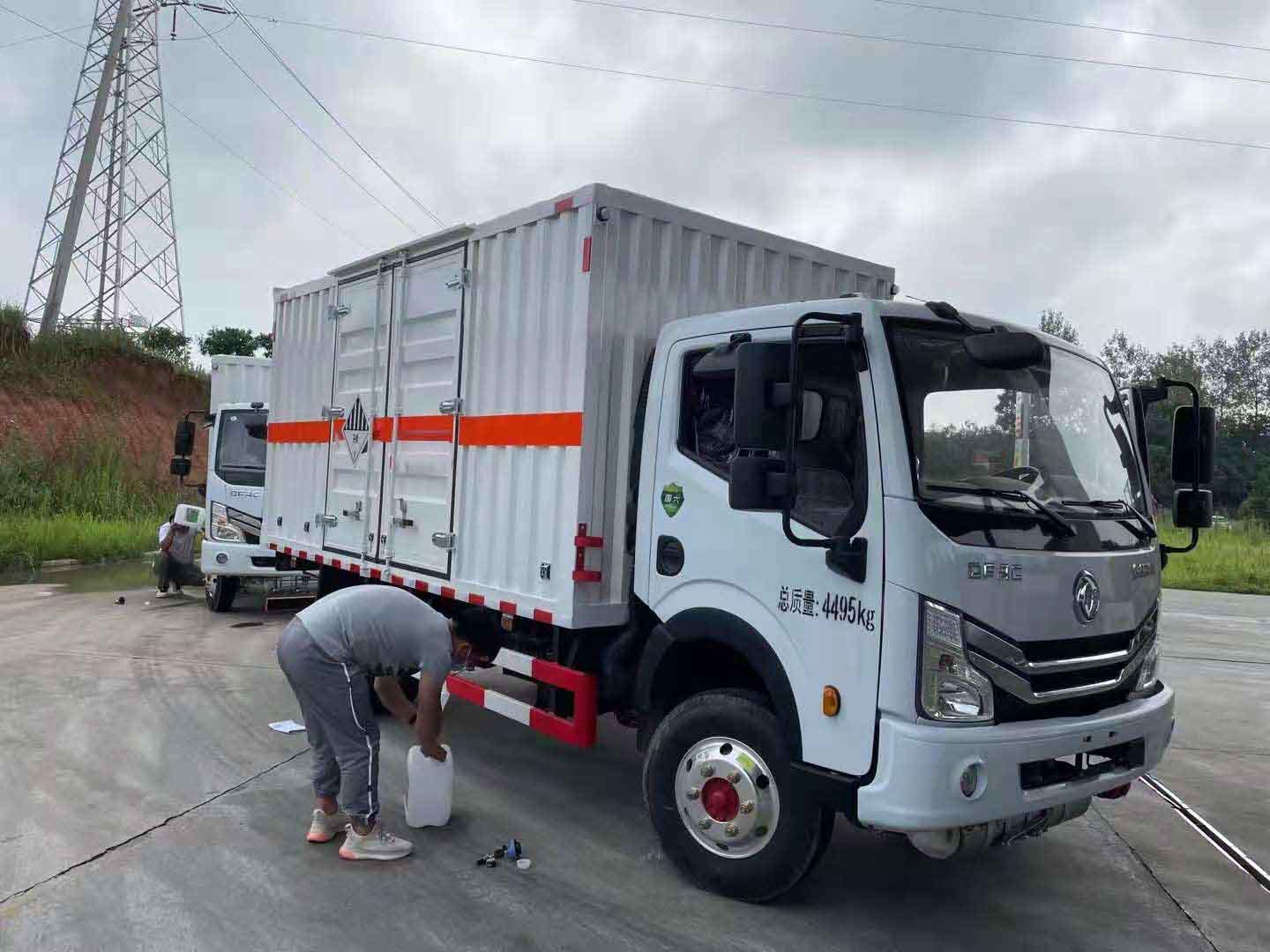 内蒙许总自提3台东风国六杂项危险品车