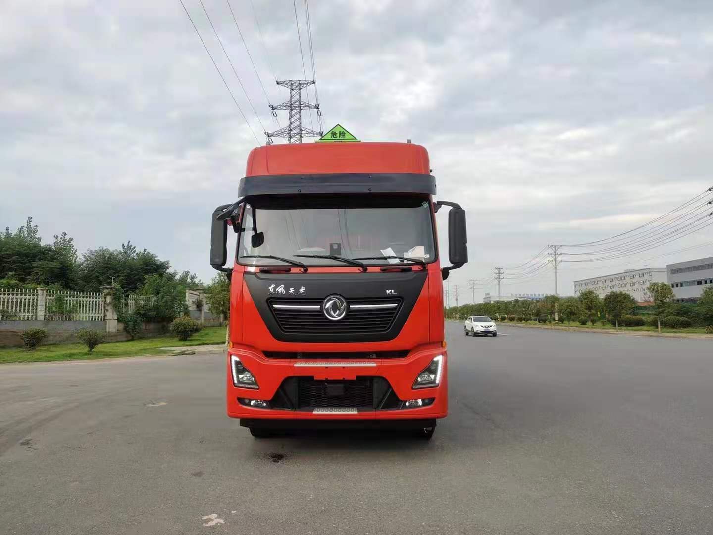 东风天龙高顶双卧国六低平板气瓶车