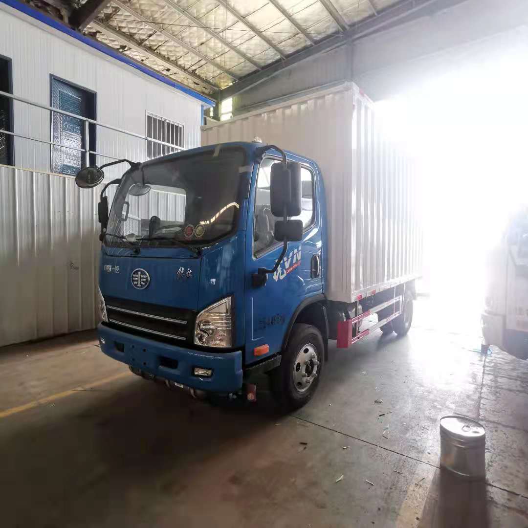 解放蓝色驾驶室瓦楞板危险品车