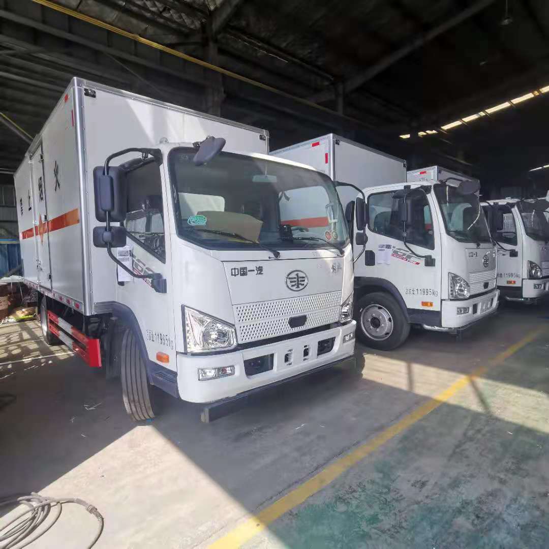 西安田总订购3台5米1解放危险品车发车